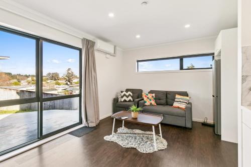 Modern 1 Bed Smart Flat in Upper Hutt with Full Kitchen, Parking - 5 minutes to Brewtown in อัพเปอร์ ฮัท