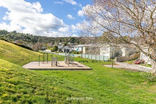 สนามเด็กเล่น, Modern 1 Bed Smart Flat in Upper Hutt with Full Kitchen, Parking - 5 minutes to Brewtown in อัพเปอร์ ฮัท
