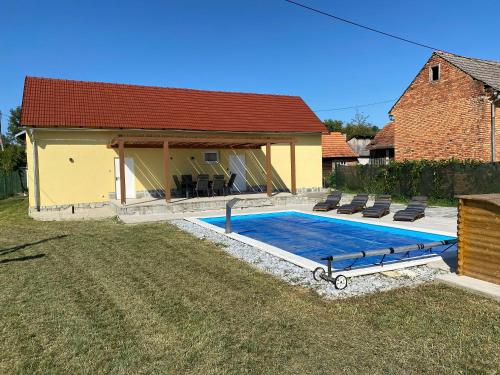 Luxurious holiday home DOMiCILJ with pool, fitness room & play area in 渣加廸