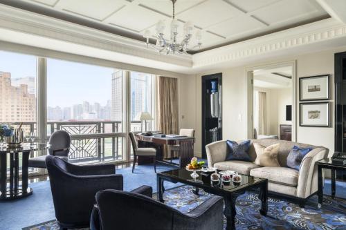 The Peninsula Shanghai near Oriental Pearl torony