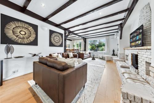 AC | Hot Tub Thorpe Park Home 6BR | Sleeps 16 - image 7