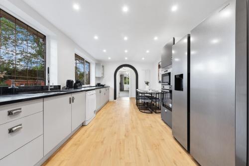 AC | Hot Tub Thorpe Park Home 6BR | Sleeps 16 - image 9