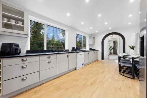 AC | Hot Tub Thorpe Park Home 6BR | Sleeps 16 - image 10