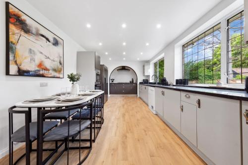 AC | Hot Tub Thorpe Park Home 6BR | Sleeps 16 - image 12