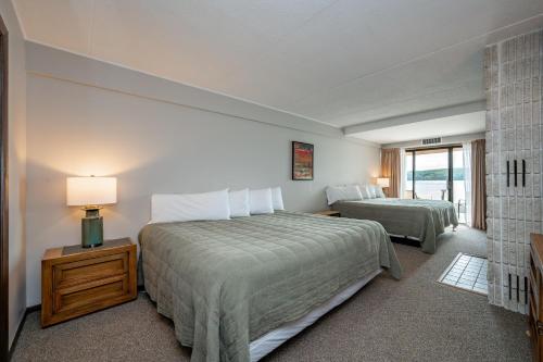 101B- Lakefront condo one bedroom sleeps four! - main image