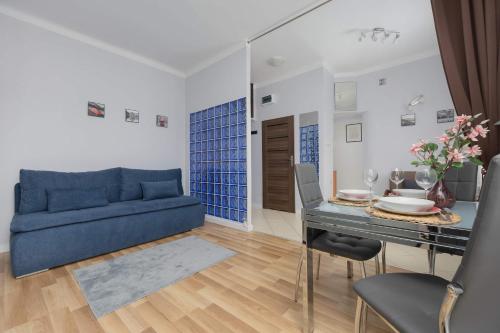 Bright Air-Conditioned Studio Close to PGE Narodowy by Noclegi Renters, Warszawa