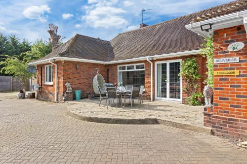 AC | Hot Tub Thorpe Park Home 6BR | Sleeps 16 - image 8