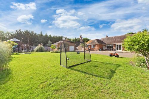 AC | Hot Tub Thorpe Park Home 6BR | Sleeps 16 London 