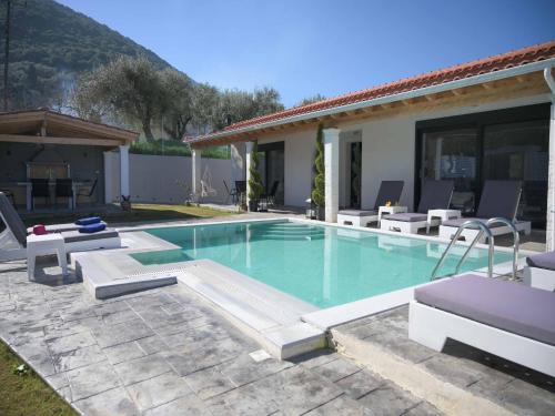 Villa in Messonghi with Pool and Sea Nearby gîte à louer Kavalóvouno