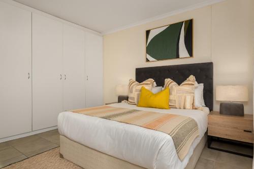 Elegant Apartment with Pool and Balcony Views - image 5