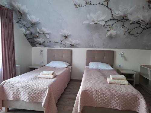 3 twin beds