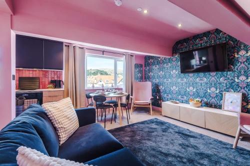 Skyline Two-Bed Retreat and Free Parking