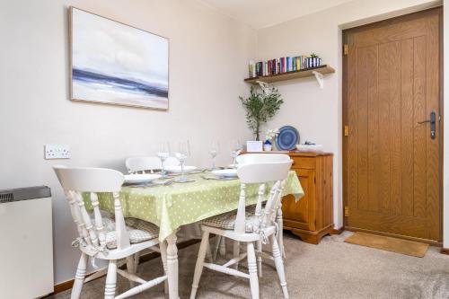 Poppy Cottage - river view, dog friendly in Ruswarp