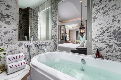 room detail thumbnail 2