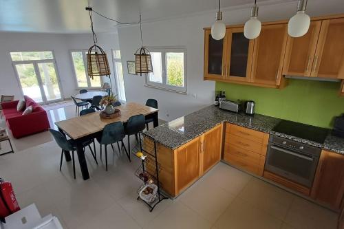 Casa Condor - Moradia com piscina a 5 min da praia in อเรยา บรังกา