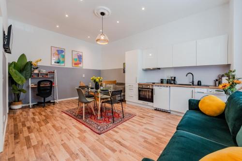 Apartment mit Fitness- und Spielbereich - image 13