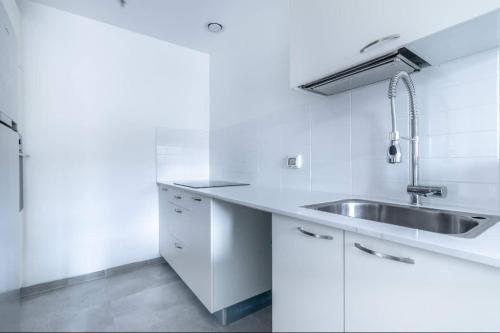 Stylish 2BR Apartment with Parking & Views in Jaffa Street - image 4