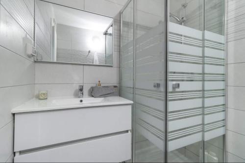 Stylish 2BR Apartment with Parking & Views in Jaffa Street - image 2