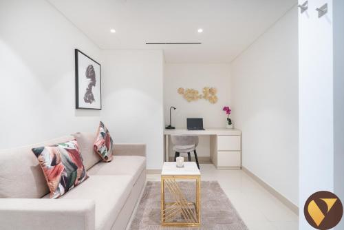 Vogue Vacation Homes, Downtown Boulevard Point near Burj Khalifa and Dubai Mall, One Bedroom Apartment with Burj Khalifa view from the Balcony and Access to all Amenities, Dubaj (zdjęcie 9)