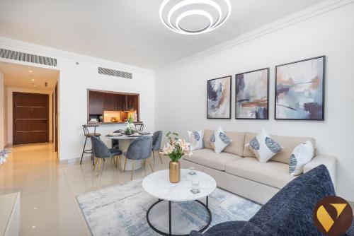 Vogue Vacation Homes, Downtown Boulevard Point near Burj Khalifa and Dubai Mall, One Bedroom Apartment with Burj Khalifa view from the Balcony and Access to all Amenities, Dubaj (zdjęcie 10)