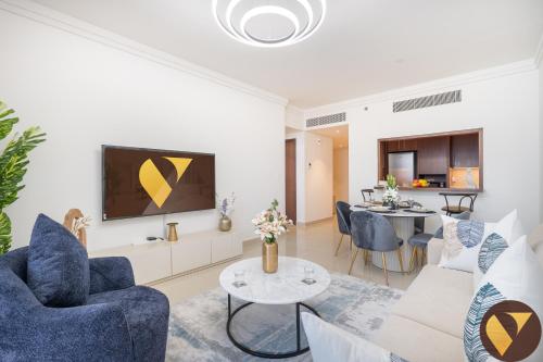 Vogue Vacation Homes, Downtown Boulevard Point near Burj Khalifa and Dubai Mall, One Bedroom Apartment with Burj Khalifa view from the Balcony and Access to all Amenities, Dubaj (zdjęcie 2)