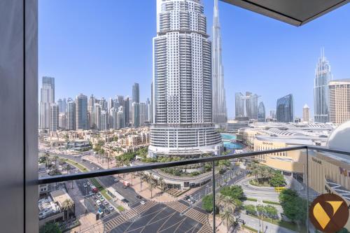 Vogue Vacation Homes, Downtown Boulevard Point near Burj Khalifa and Dubai Mall, One Bedroom Apartment with Burj Khalifa view from the Balcony and Access to all Amenities, Dubaj (zdjęcie 3)