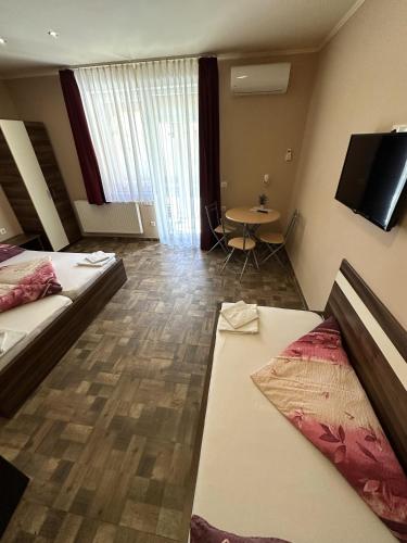 1 queen bed, 1 twin bed