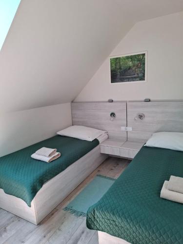 4 twin beds