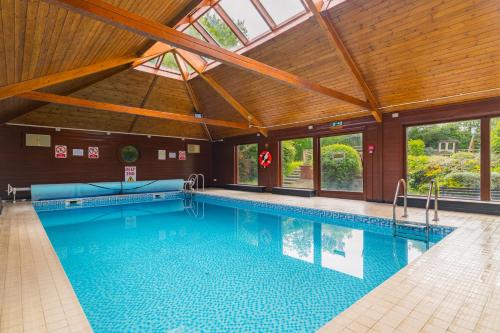 Poppy Cottage - river view, dog friendly in Ruswarp