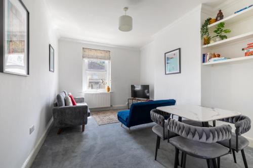 Refurbished Modern 2BD Flat Lower Oldfield Park in Bath