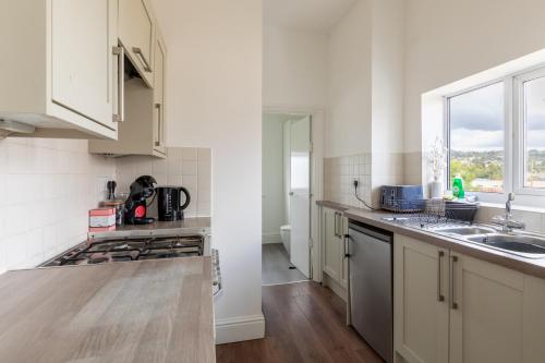 Refurbished Modern 2BD Flat Lower Oldfield Park in Bath