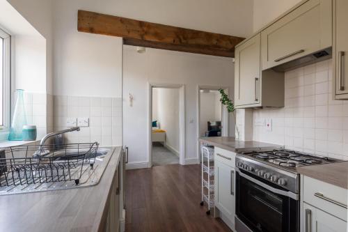 Refurbished Modern 2BD Flat Lower Oldfield Park in Bath