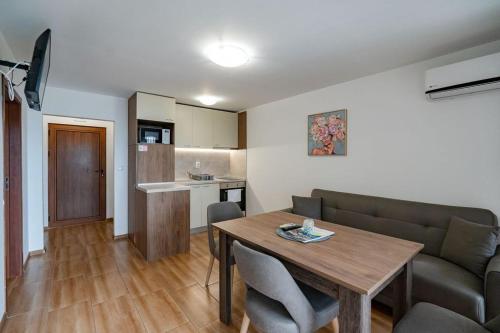 2 bedrooms, 4 beds