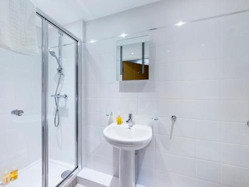 Razia Apts with easy access to Oxford Headington Hospitals - image 14