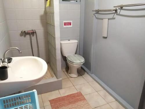Bathroom, Appartement spacieux avec piscine a Deshaies, 180 m² in Bas Vent