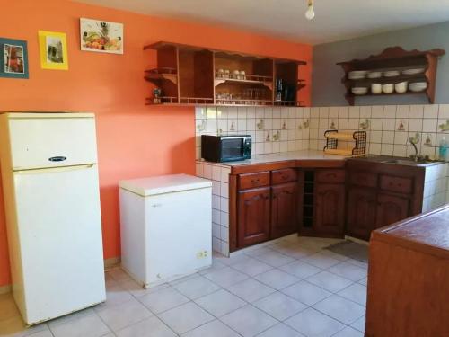 Kitchen, Appartement spacieux avec piscine a Deshaies, 180 m² in Bas Vent