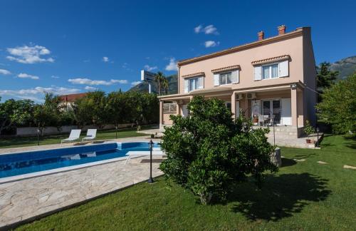 Kert, Apartments Raskovic in Radanovici