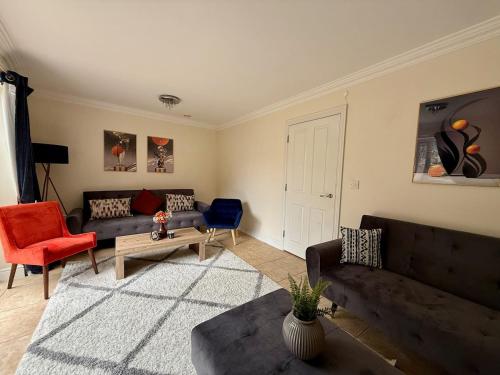 Spacious 5BR, Cheltenham Town centre, inc parking