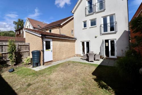 Létesítmények, Spacious 4-Bed Home in Bracknell in Harmans Water