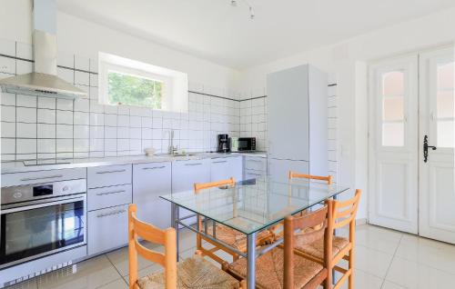 廚房, 2 Bedroom Amazing Home In Monthenault in 蒙唐諾爾