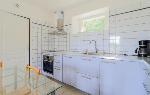 廚房, 2 Bedroom Amazing Home In Monthenault in 蒙唐諾爾