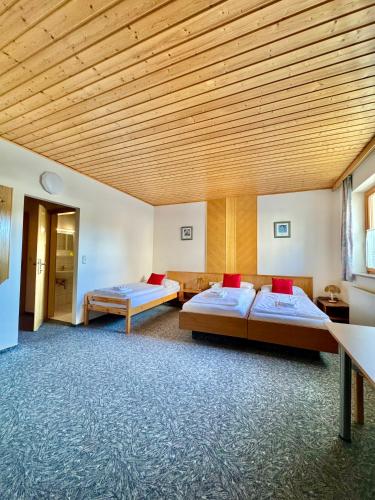 3 twin beds