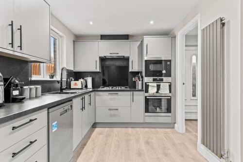 Polmont Haven: Spacious 4- Bedroom Retreat in Polmont