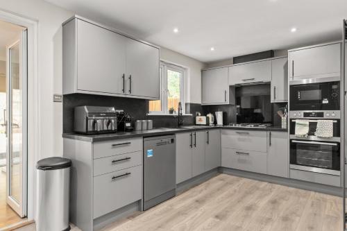 Polmont Haven: Spacious 4- Bedroom Retreat in Polmont