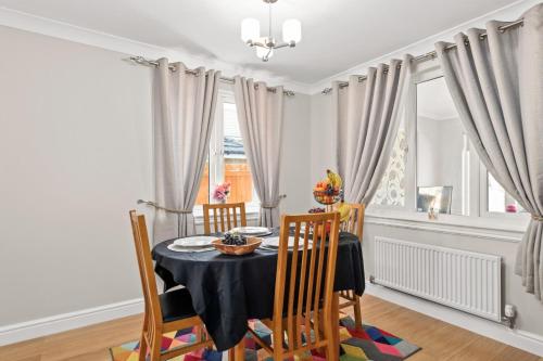 Polmont Haven: Spacious 4- Bedroom Retreat in Polmont