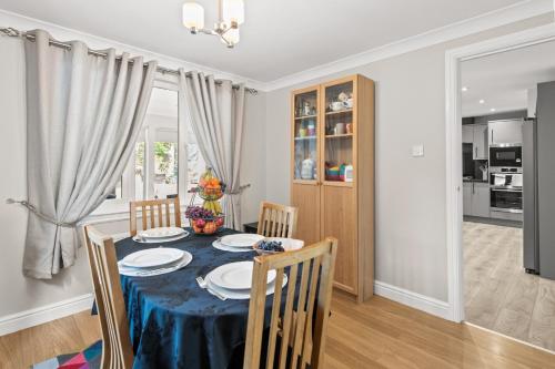 Polmont Haven: Spacious 4- Bedroom Retreat in Polmont