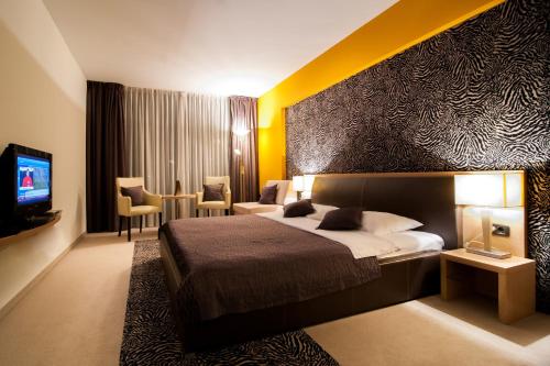 Hotel Zoo - image 3