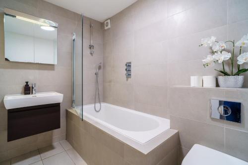 2 Bedroom City Retreat next to Regents Park - image 10