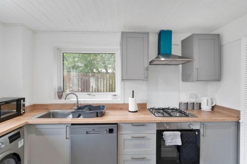 3BR Family House with Free Parking in West Lothian in Whitburn
