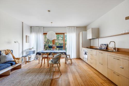 廚房, Modern Nomads Como Park Toorak Serene Getaway in 圖拉克